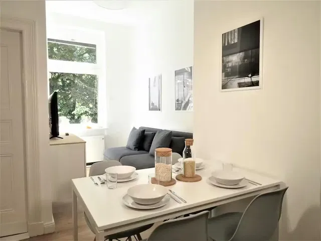 Jídelna; přirozené světlo, moderní styl