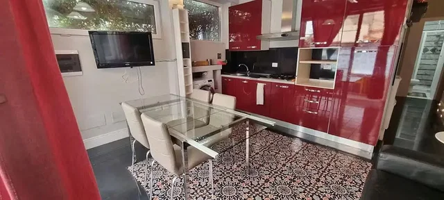 Kuchyně; kuchyňské spotřebiče, dlažba, přirozené světlo