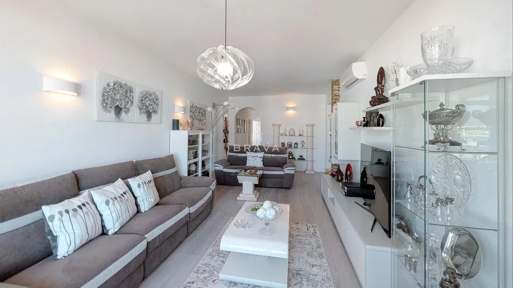 Дневна соба; природно светло, модерни стил, дрвени под