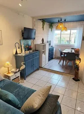 Дневна соба; плочице, природно светло, модерни стил