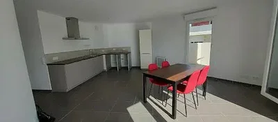 مطبخ; أرضية من البلاط, ضوء طبيعي