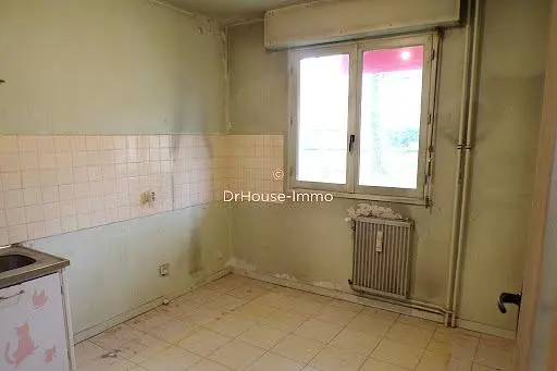 Кухиња; потребна реновација, плочице