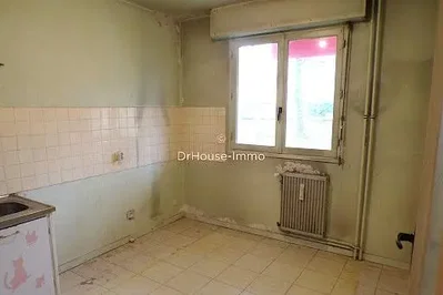Кухиња; потребна реновација, плочице