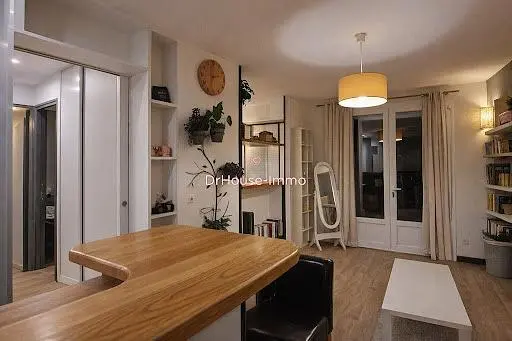 Dnevni boravak; drveni pod, prirodna svjetlost, moderan stil