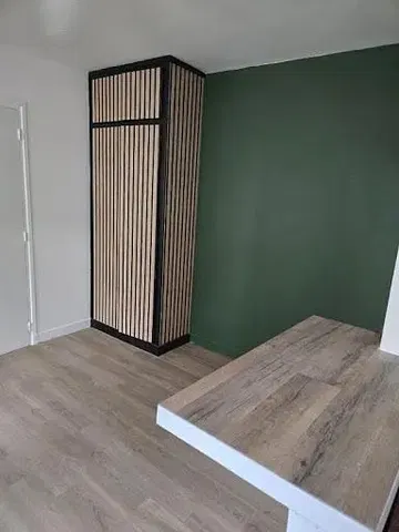 Schlafzimmer; holzboden, tageslicht