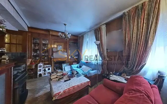 Soggiorno; travi in legno, pavimento in legno, necessita ristrutturazione, stile rustico, luce naturale