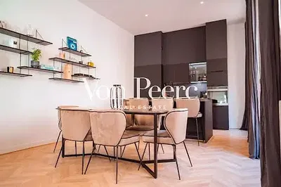 Yemek odası; modern stil, ahşap zemin, doğal ışık