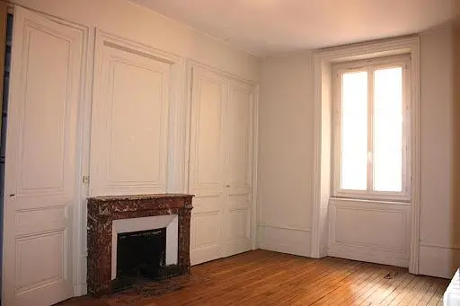Chambre; cheminée, parquet, lumière naturelle