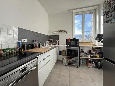 Mutfak; mutfak aletleri, fayans zemin, doğal ışık, modern stil