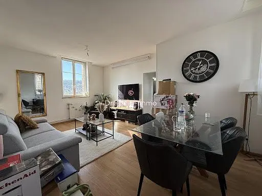 Oturma odası; manzara, ahşap zemin, doğal ışık, modern stil