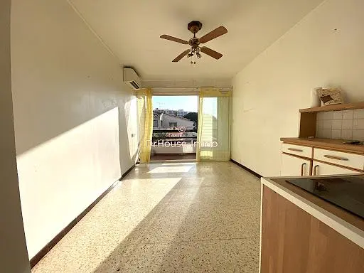 Кухиња; поглед, кухињски апарати, природно светло, плочице