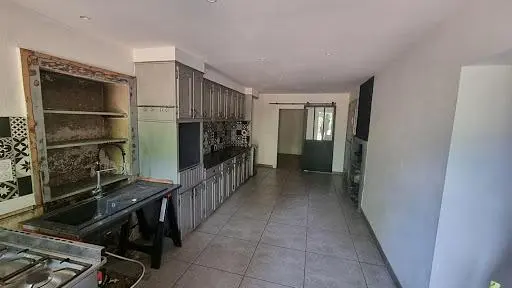 Cozinha; chão de azulejo, precisa de renovação