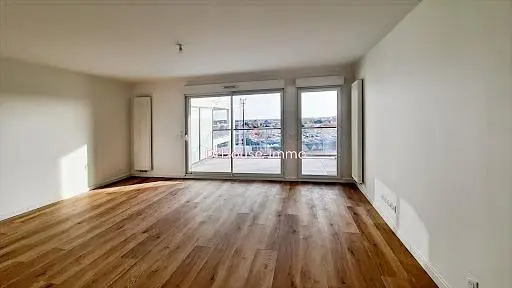 Дневна соба; поглед, дрвени под, природно светло