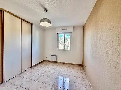 Spavaća soba; pločice, prirodna svjetlost