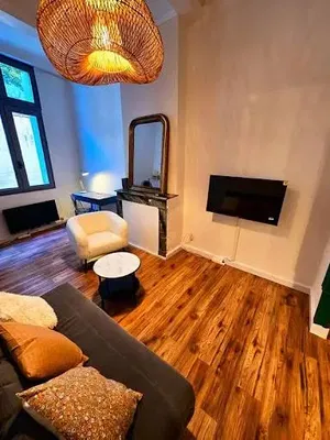 غرفة معيشة; أرضية خشبية, ضوء طبيعي, أسلوب عصري