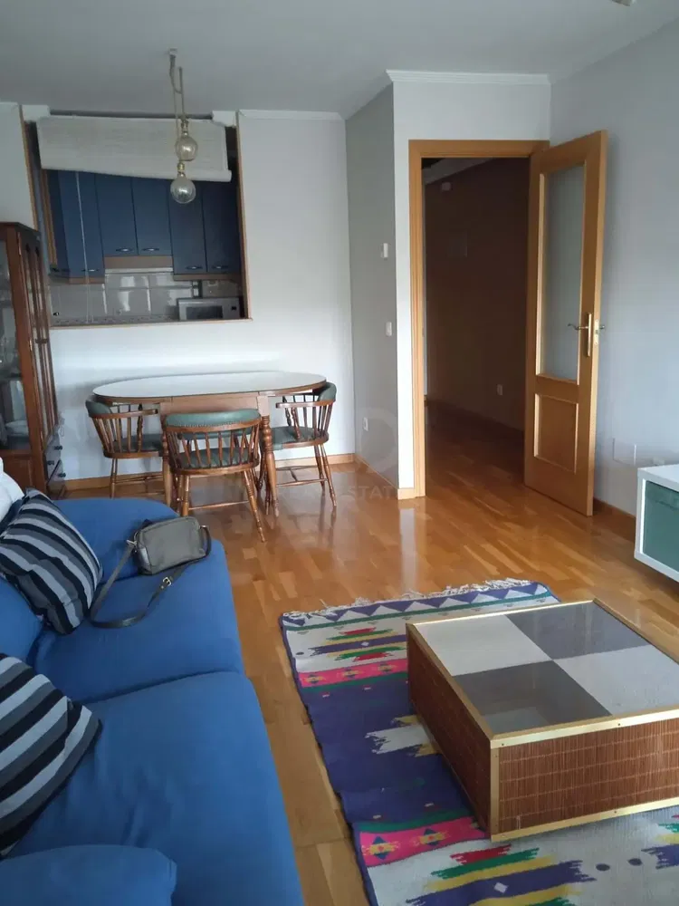 Oturma odası; ahşap zemin, doğal ışık