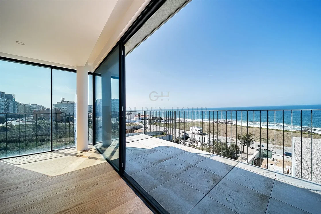 Balkon; výhled, dřevěná podlaha, přirozené světlo