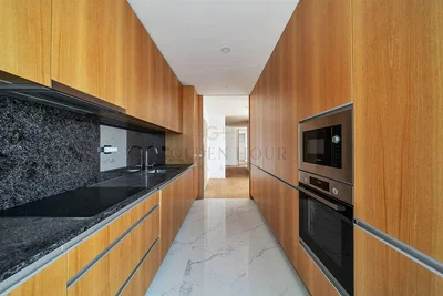 Kuchyně; kuchyňské spotřebiče, dlažba, po rekonstrukci, přirozené světlo, moderní styl