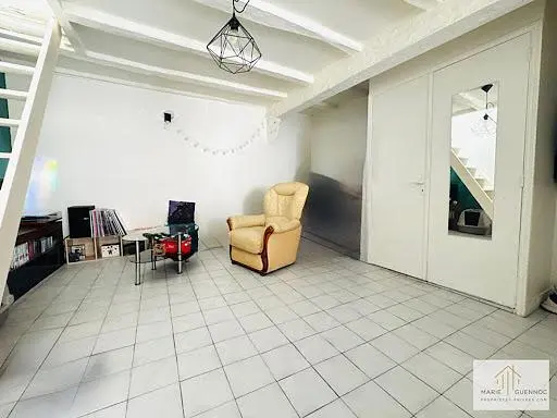 Хол; плочки, естествена светлина