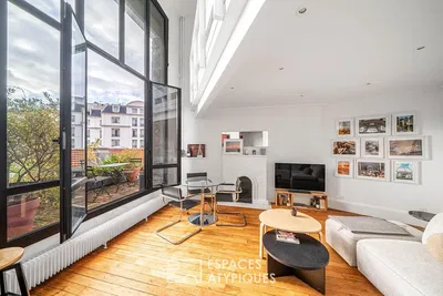 Oturma odası; manzara, şömine, ahşap zemin, doğal ışık, modern stil