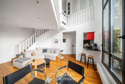 Oturma odası; manzara, ahşap zemin, doğal ışık, modern stil