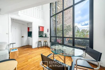 Oturma odası; manzara, ahşap zemin, doğal ışık