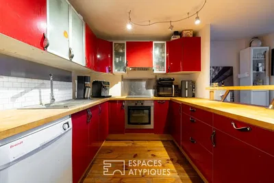 Mutfak; mutfak aletleri, ahşap zemin, doğal ışık, modern stil