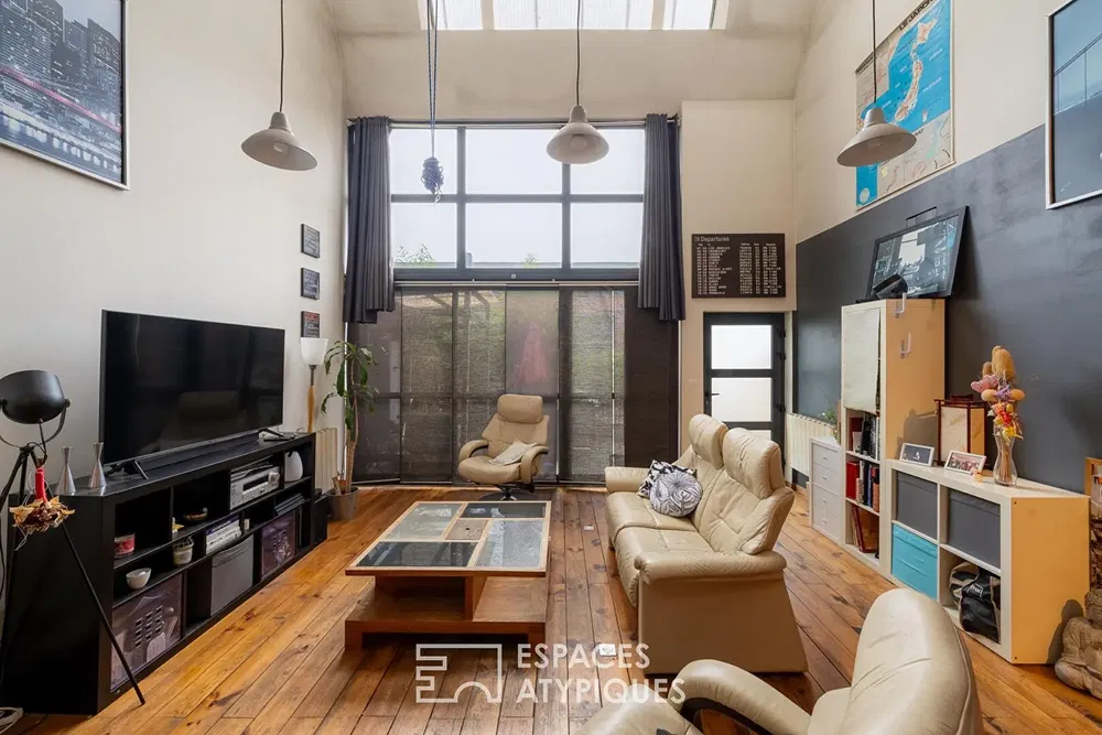 Oturma odası; ahşap zemin, doğal ışık