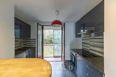 Mutfak; mutfak aletleri, manzara, doğal ışık