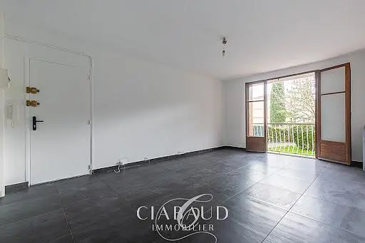 Balkon; fayans zemin, doğal ışık