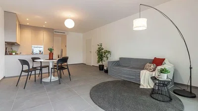 Wohnzimmer; fliesenboden, tageslicht, moderner stil