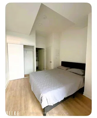 Yatak odası; ahşap zemin, doğal ışık, modern stil