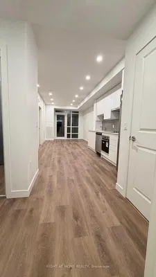 Oturma odası; ahşap zemin, doğal ışık, tadilatlı