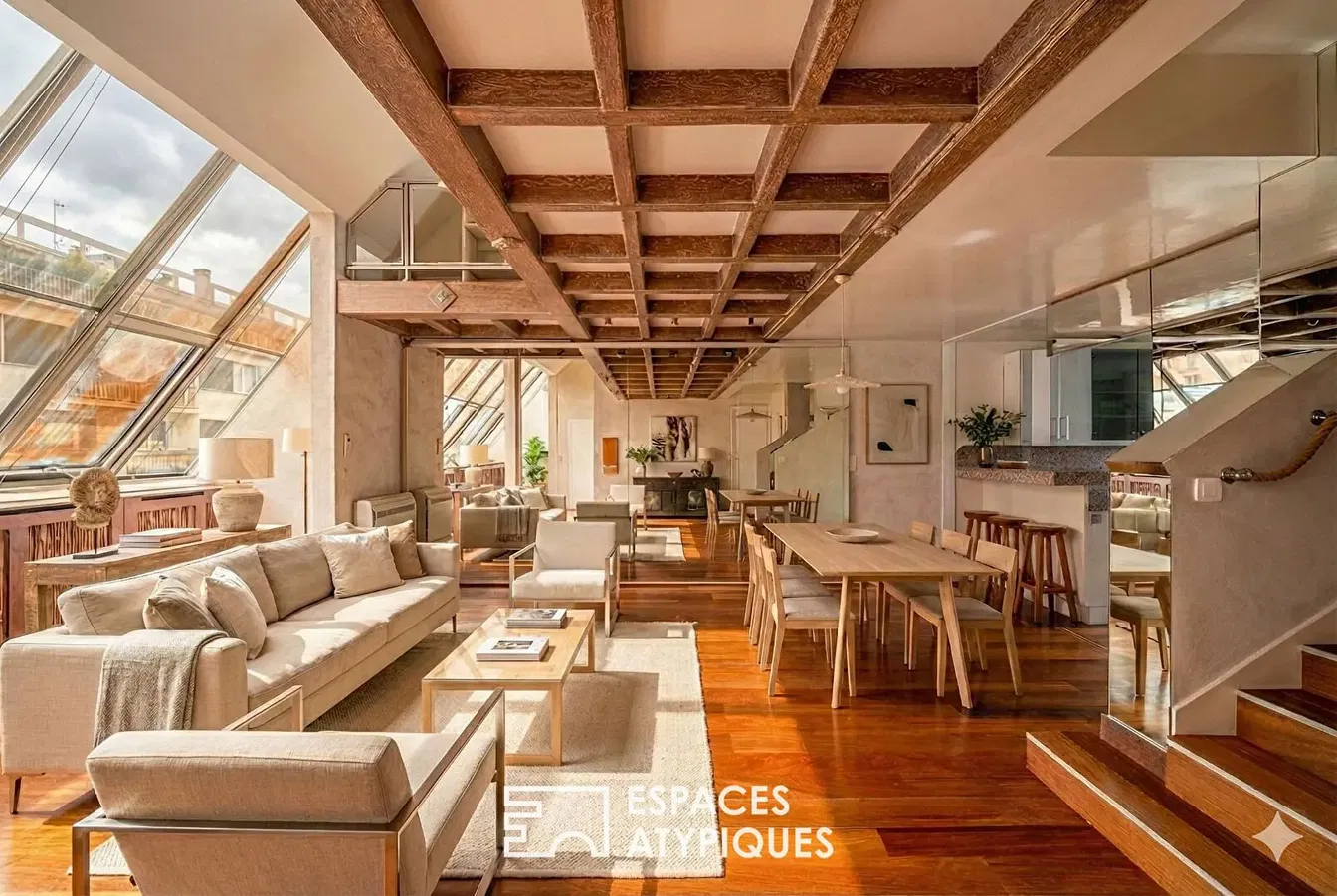 Oturma odası; manzara, ahşap kirişler, ahşap zemin, doğal ışık, modern stil