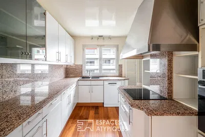 Mutfak; mutfak aletleri, doğal ışık, modern stil, ahşap zemin