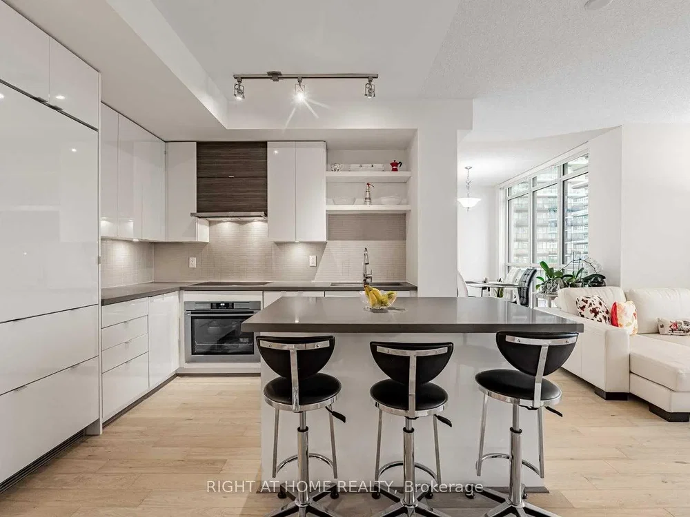 Mutfak; mutfak aletleri, doğal ışık, modern stil, ahşap zemin