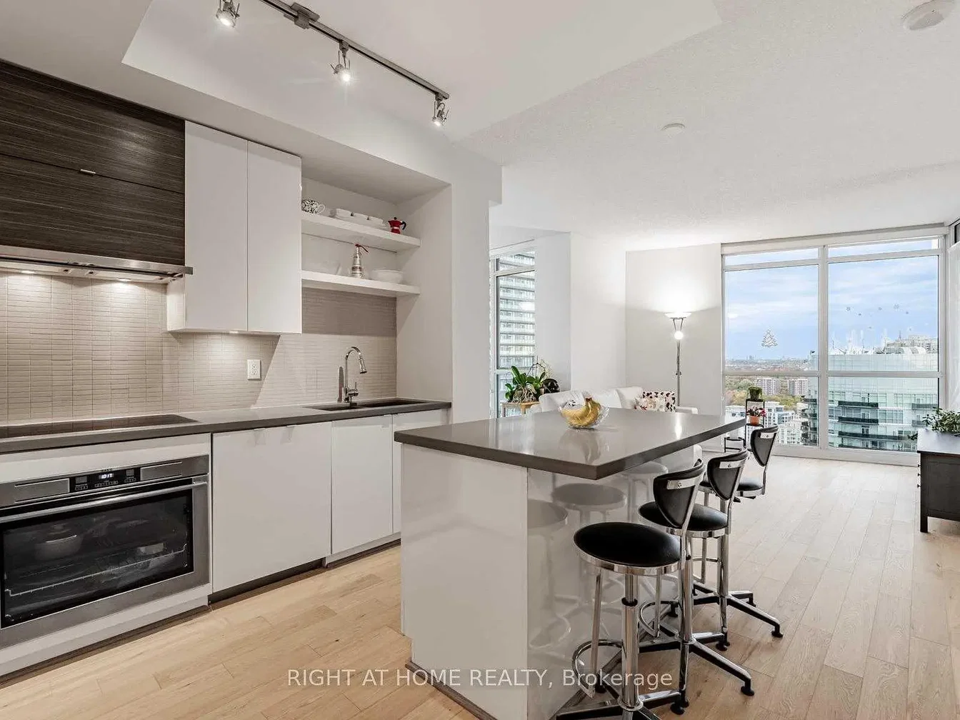 Mutfak; manzara, mutfak aletleri, doğal ışık, modern stil, ahşap zemin