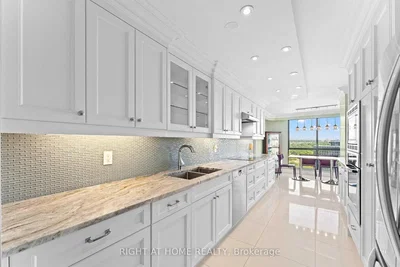 Kuhinja; kuhinjski aparati, pogled, pločice, prirodno svjetlo