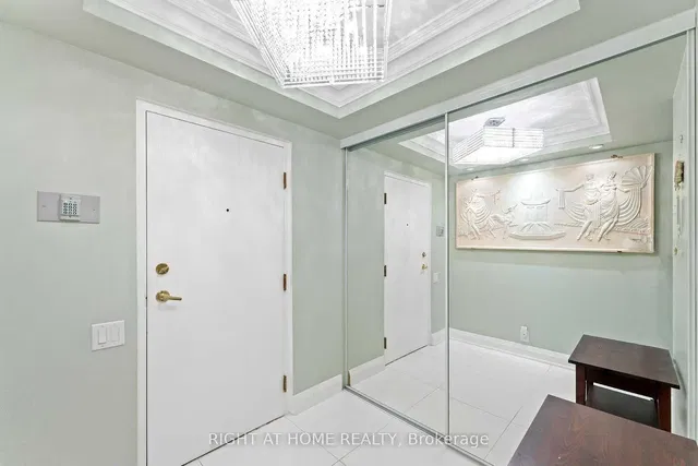 Γκαρνταρόμπα; πλακάκια, ψηλά ταβάνια, ανακαινισμένο, φυσικό φως