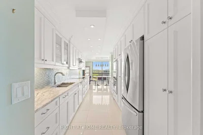 Kuhinja; kuhinjski aparati, pločice, prirodno svjetlo, moderni stil