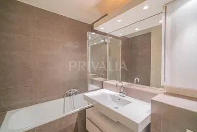 Banyo; fayans zemin, tadilatlı, doğal ışık, modern stil