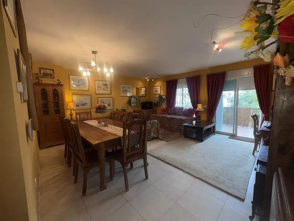 Obývací pokoj; dlažba, rustikální styl, přirozené světlo