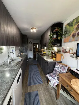 Kuchyně; kuchyňské spotřebiče, přirozené světlo, moderní styl