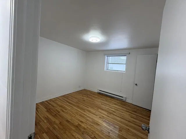 Υπνοδωμάτιο; ξύλινο πάτωμα, φυσικό φως