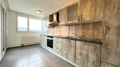 Mutfak; mutfak aletleri, fayans zemin, manzara, doğal ışık