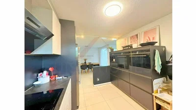 Mutfak; mutfak aletleri, fayans zemin, doğal ışık, modern stil