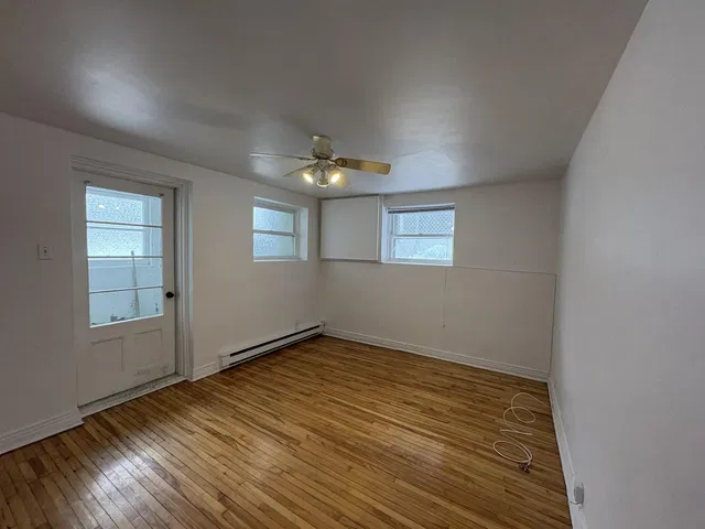 Υπνοδωμάτιο; ξύλινο πάτωμα, φυσικό φως