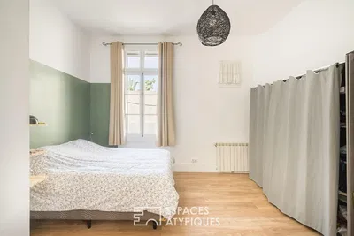 Yatak odası; doğal ışık, ahşap zemin