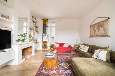 Oturma odası; şömine, doğal ışık, modern stil