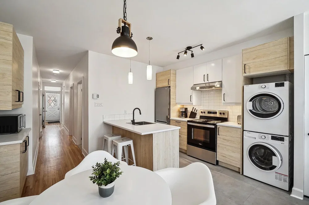 Küche; küchengeräte, tageslicht, moderner stil, holzboden, fliesenboden